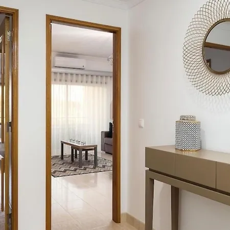 1 Bed - Sleeps 4 - 5 Min - Pool - Aircon דירה